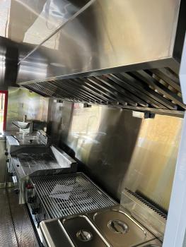 Glanzvoller Gastronomiecharakter in Rubinrot. Dieser Airstream hat eine Edelstahlausstattung, die sich manche wünschen würden.Die Länge misst 4.50 Meter - ohne Deichsel, Sonderausstattung